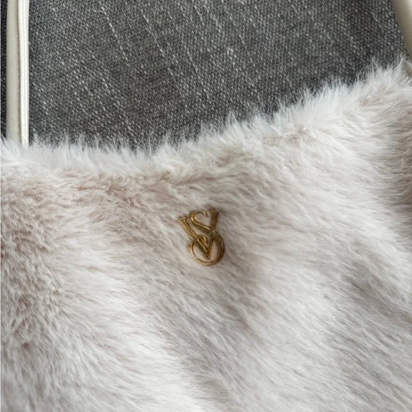 Victoria's Secret Cream Faux Fur Shoulder Bag - Picture 4 of 6